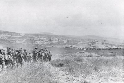 Troepen marcheren over een vlakte in Mesopotamië tijdens de Eerste Wereldoorlog, uit een album samengesteld door Lt. Kindom door English Photographer